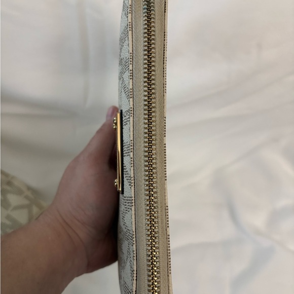 Michael Kors Monogram Tan Tote and Wallet Set - Picture 5 of 6